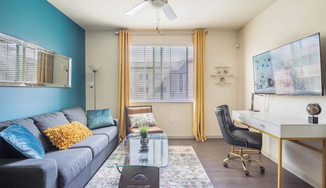 Luxury Suite King Bed 👑 Wi-Fi Pool Gym ✦ 55" Smart TVs 📺 Full Kitchen
