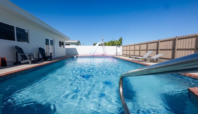 Luxury Suite, Luxury Neighborhood. 2 blocks from Tropical Park! Fabulous walking