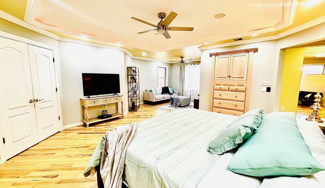 Luxury Suite on a 6 acre estate: Pool, Jacuzzi & Pond in Amazing Lehigh Valley
