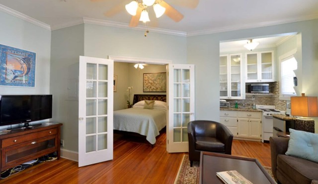 LUXURY SUITE QUEEN ROOM 9 AT OLD COLORADO INN