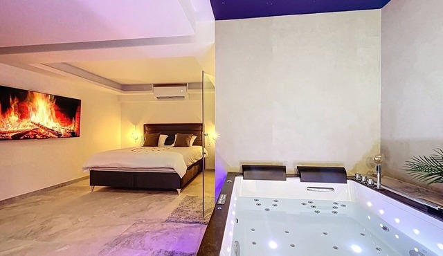 Luxury Suite Romantic escape & absolute well-being King size bed Jacuzzi.
