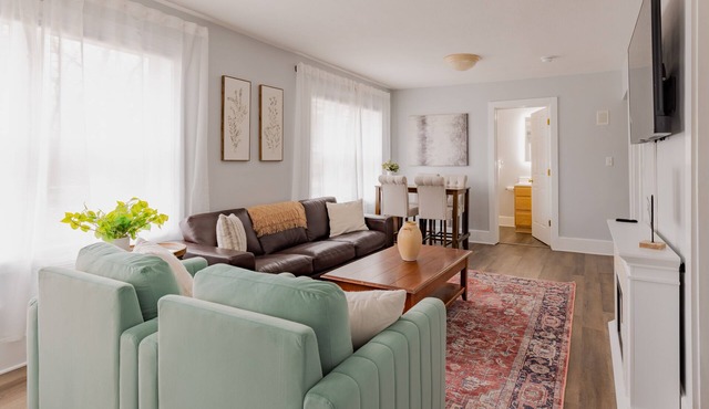 Luxury Suite w/Blackout Blinds. Walk to Downtown. Pet Friendly; Full Fenced Yard
