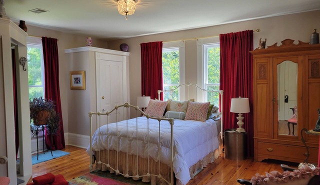 Luxury suite w/private bath; only 1/2 block from the Inn at Little Washington!