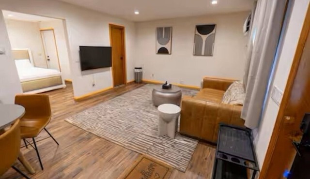 LUXURY SUITE WITH 2 FULL BEDS