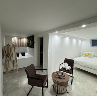 Luxury Suite with Jacuzzi