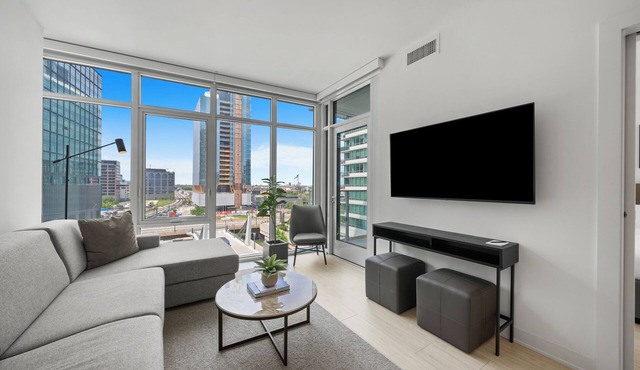 Luxury Suites in Chicago's West Loop – Steps from Dining, Shopping & Attractions