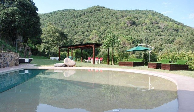 LUXURY SUITES MANOR. Swimming pool. BBQ. Waterfall. Volcanoes. Up to 14 people