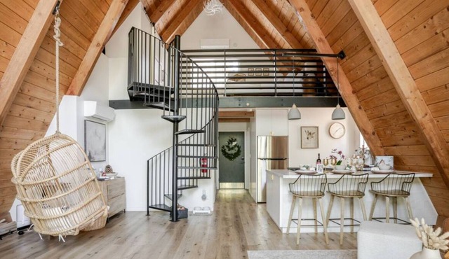 Luxury summer Scandia A-Frame mountain Chalet +Hot Tub, EV & Pet friendly