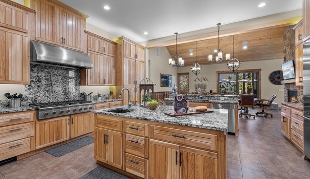 Luxury Sunriver Home w/Bar, Hot Tub, 8 Bed 9 bath