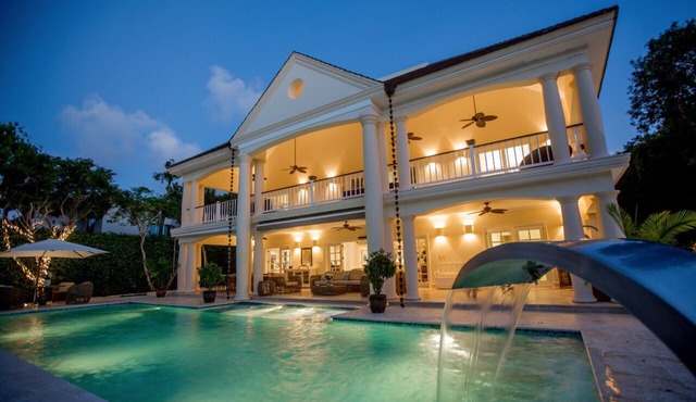 Luxury Sunshine Villa -outdoor movie screen & pool heated(50x17ft), CHEF & staff