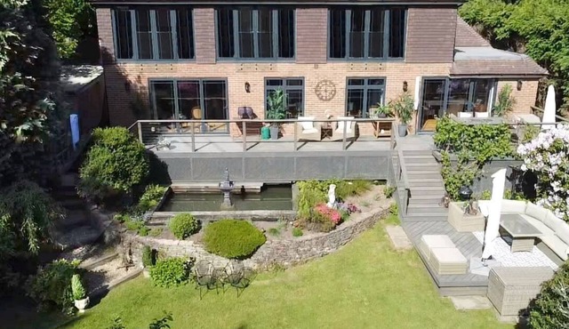 Luxury Surrey Hills 5 bedroom home w/hot tub, set in woodland