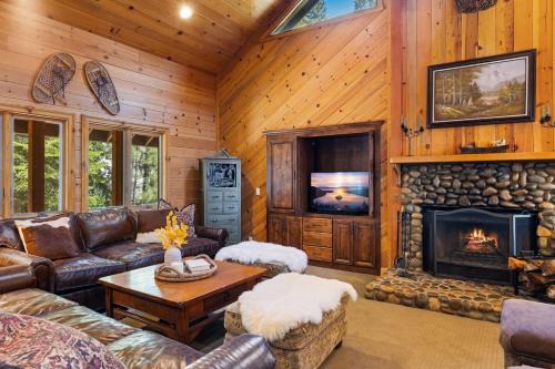 Luxury Tahoe Cabin w Bunk Room Minutes to Northstar, Lake, & Town