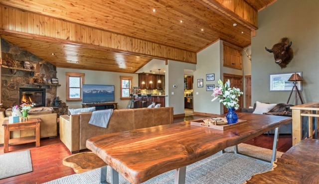 Luxury Tahoe/Donner Home w/Mountain Views, Sauna & Hot Tub! - 6 Bed/4.5 Bath