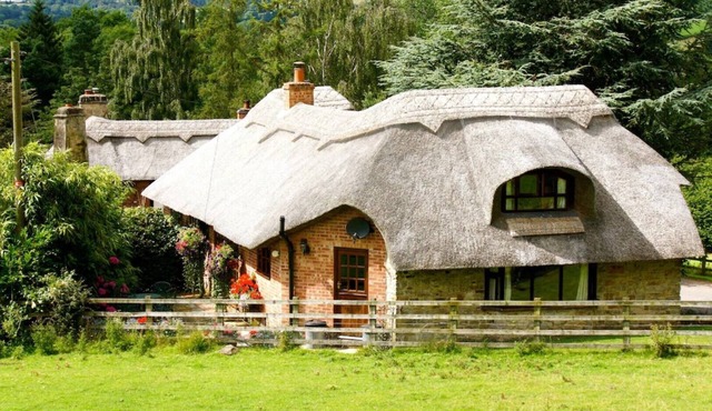 Luxury, Thatched Picturesque Holiday Cottage, Garden Overlooking Rolling Fields
