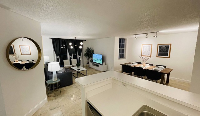 LUXURY THE YATCH 402- FREE PARKING AND WIFI