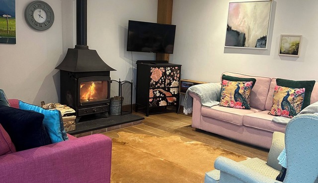 Luxury Three Bed Barn Conversion, Idyllic setting, cosy barn w/woodburner, Devon