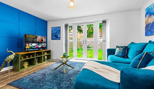 Luxury Three Bedroom House - Parking - Garden