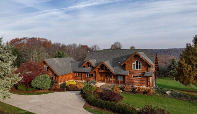 Luxury Timber Lodge w/Hot Tub-Sleeps 20