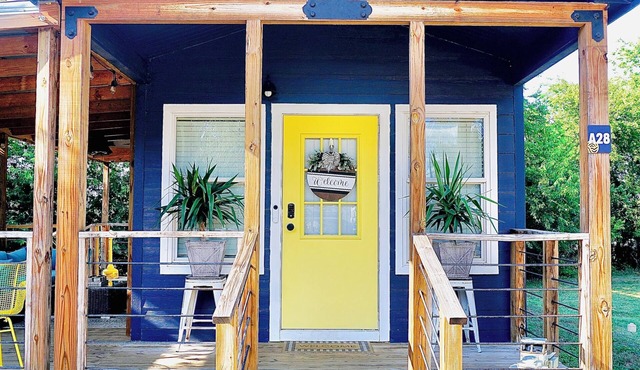 Luxury tiny cabin Pool & Hot tub minutes from Lake Travis and Lake Austin.