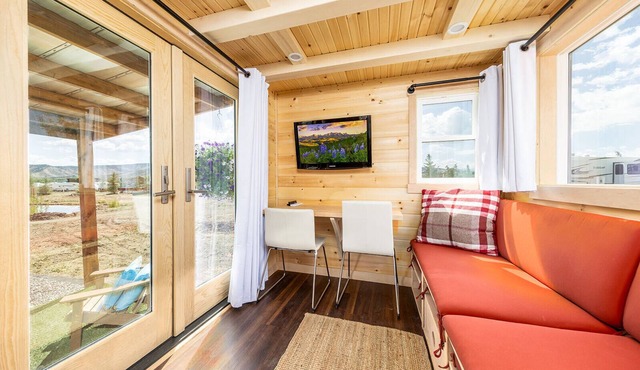 Luxury Tiny Home/Base Camp to Ouray, Telluride/3 Queen beds/Washer & Dryer/Smart TV/Hot Tub Access/Patio w/Mountain Views/Fire Pit/11 mi to Airport