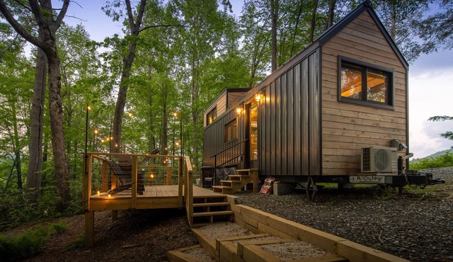 Luxury Tiny Home in Deep Gap with Hot Tub and Fireplace