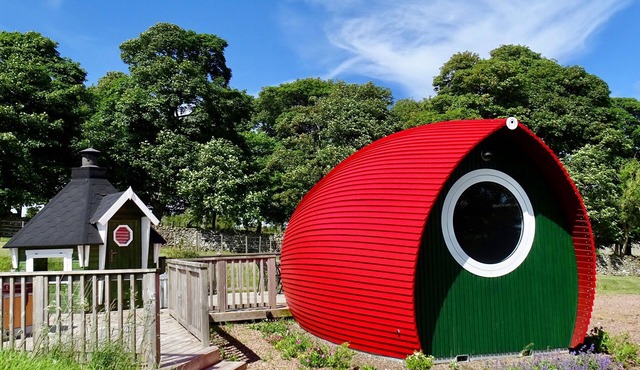 Luxury Tiny Home sleeps 2 with Hot Tub and private BBQ hut