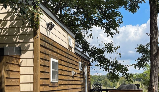 Luxury tiny home farm stay on historic property with hot tub in Stephens City