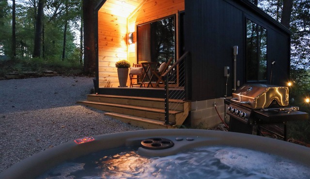 Luxury Tiny Retreat Hot Tub & Fire Pit