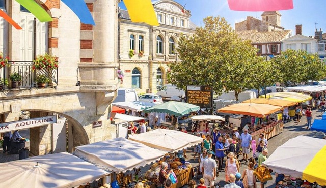 Luxury town house in the centre of a historic market town on the Dordogne river.