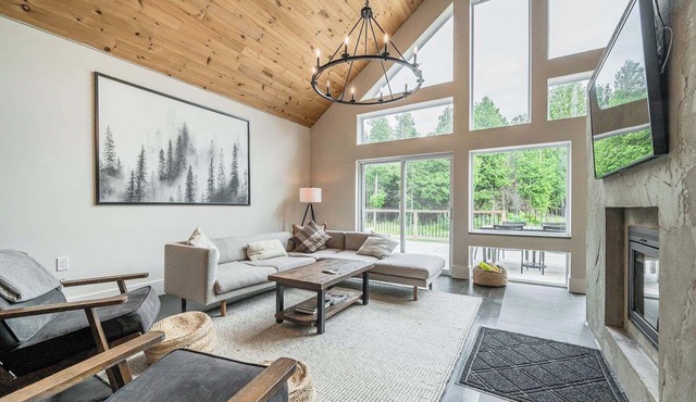 Luxury Tobermory Retreat: Modern Home and Hot Tub