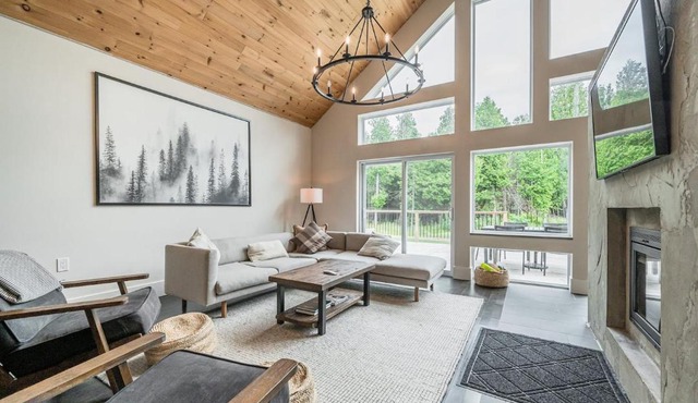 Luxury Tobermory Retreat Modern Home and Hot Tub