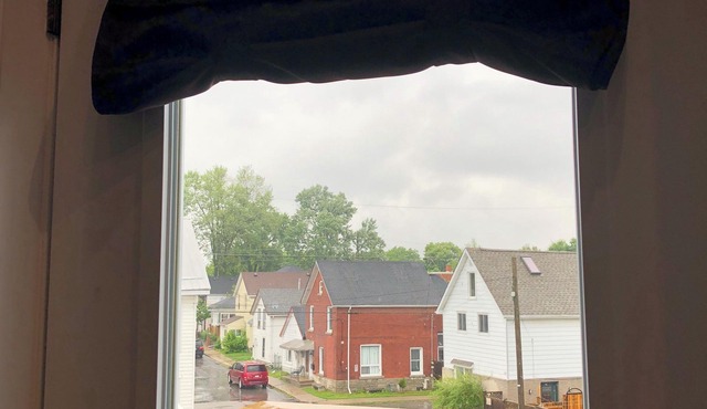 Luxury, top floor suite with free parking space. Walking distance to downtown!