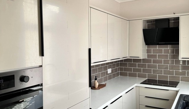 Luxury Town Centre Home, 1 Minute From the Train Station