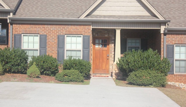 Luxury Town Home Close to Everything