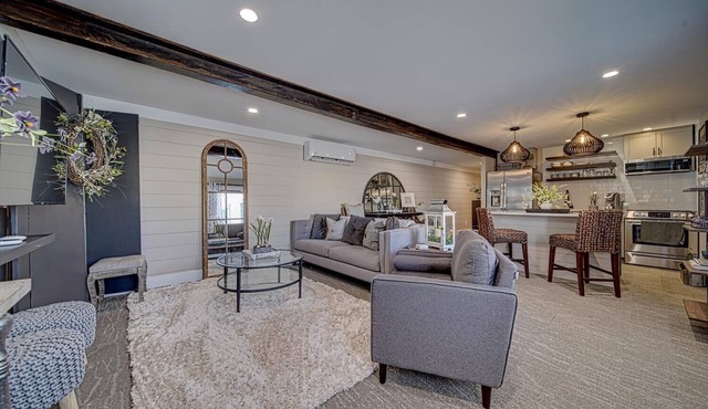 Luxury Town Square Condo king Bed & W/D