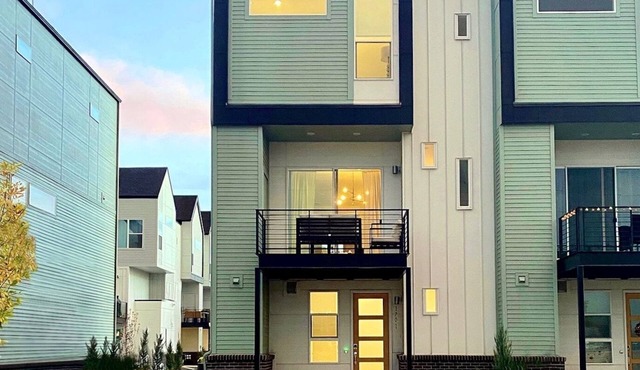Luxury Townhome - 10 Min to Downtown!