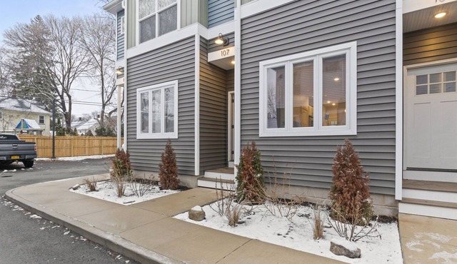 Luxury Townhome | 5 Mins-Roc Airport | WiFi