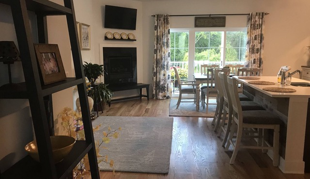 Luxury Townhome, close to airport, hiking, biking, with beautiful Mountain View.