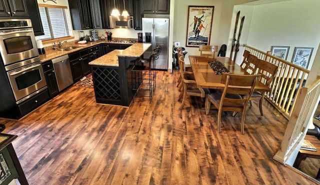Luxury Townhome Gourmet Kitchen & New Private Hot Tub,