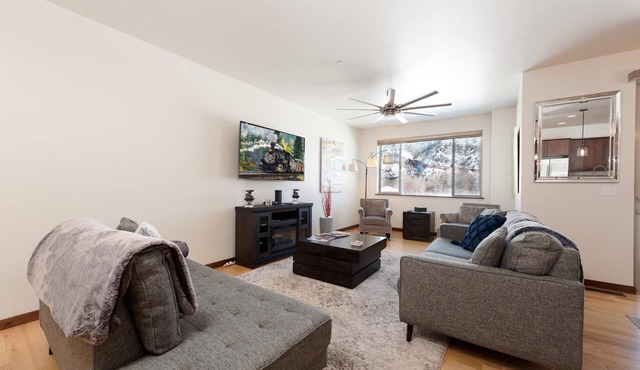 Luxury townhome - Great Views - 4 Miles from Downtown - Central AC (30+ Stay)