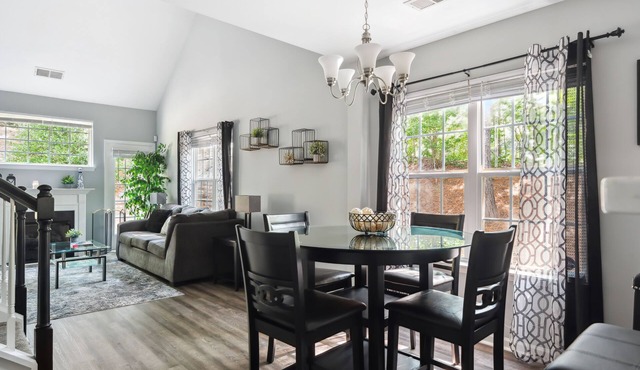 Luxury Townhome in Charlotte-10 min from UNCC, PNC Pavilion and Motor Speedway