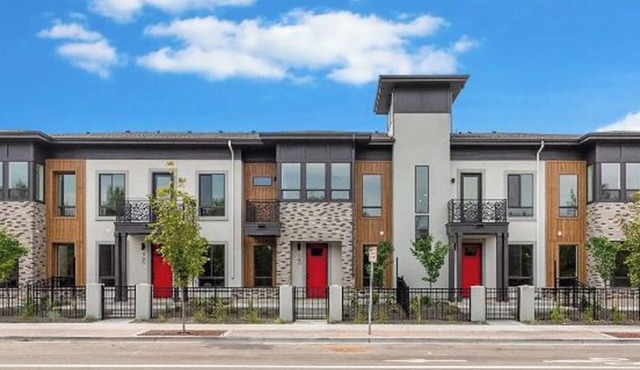 Luxury Townhome in Downtown Eagle