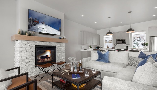 Luxury Townhome in Great Location, Hot Tub +Patio, Gourmet Kitchen, Almost Heaven!