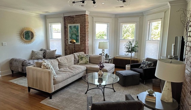 Luxury townhome in Old town 2 blocks to King Street