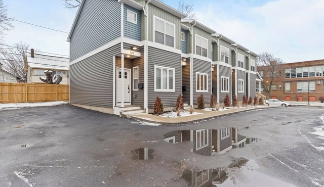 Luxury Townhome | King Bed | Close to Roc Airport