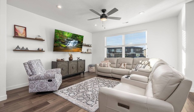 Luxury Townhome! Mountain Views! Family Amenities! Seasonal Pool & Pickleball!