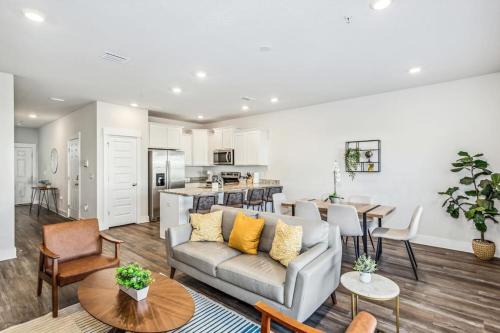 LUXURY TOWNHOME NEAR DOWNTOWN AND PENSACOLA BEACH