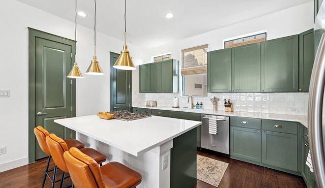 Luxury Townhome off Magnolia Ave - 3B/3.5BA with garage!
