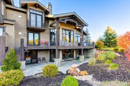 Luxury townhome on the golf course with 3 fireplaces gas grill & great view