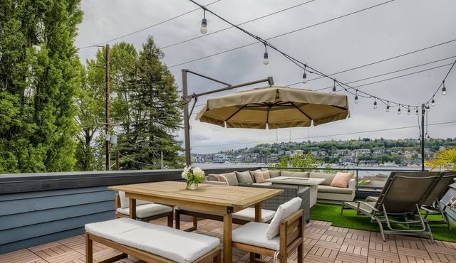 Luxury Townhome - Roof Top Deck, Seconds from Lake Union w/ VIEWS